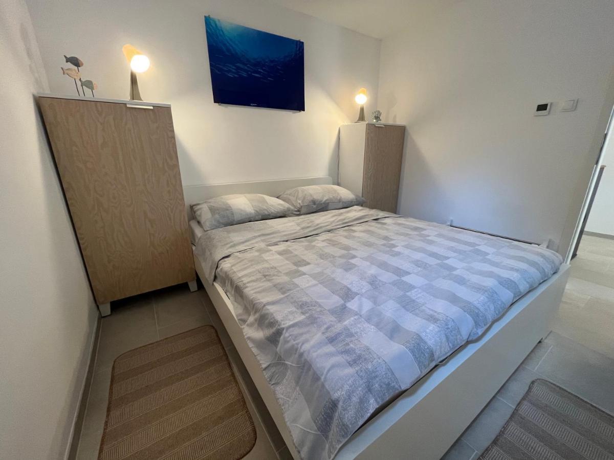 Appartement Blue Penguin à Pinezići Extérieur photo